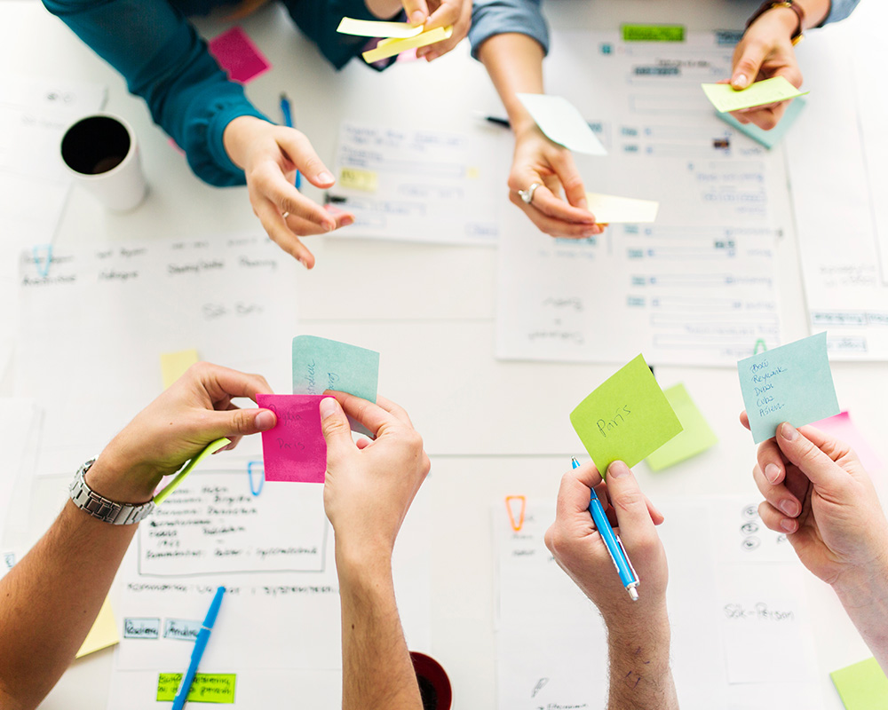 Hands holding post-it notes